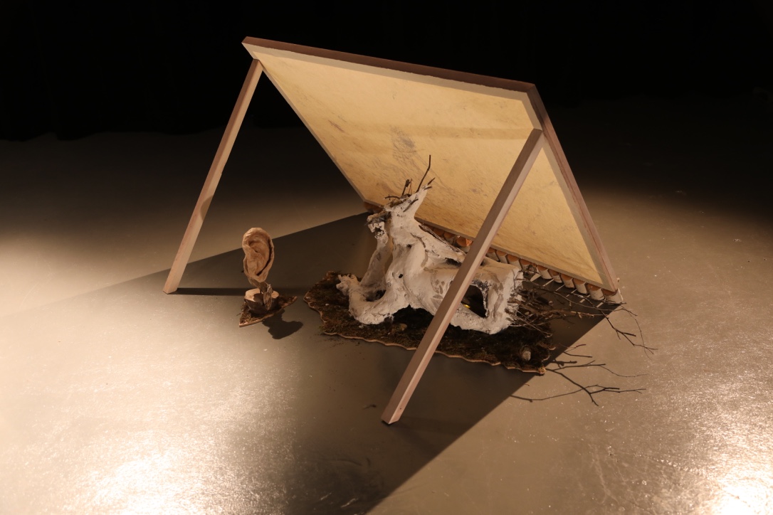 Conciliabule, 2019, 48’’x36’’x24'', sculpture de bouleau, plâtre, céramique et papier chiffon monté sur cadre incliné