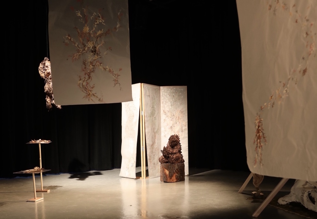 Strobile, 2019, 60’’x43’’x22’’,acrylique sur papier glassine et sculpture de pomme de pin