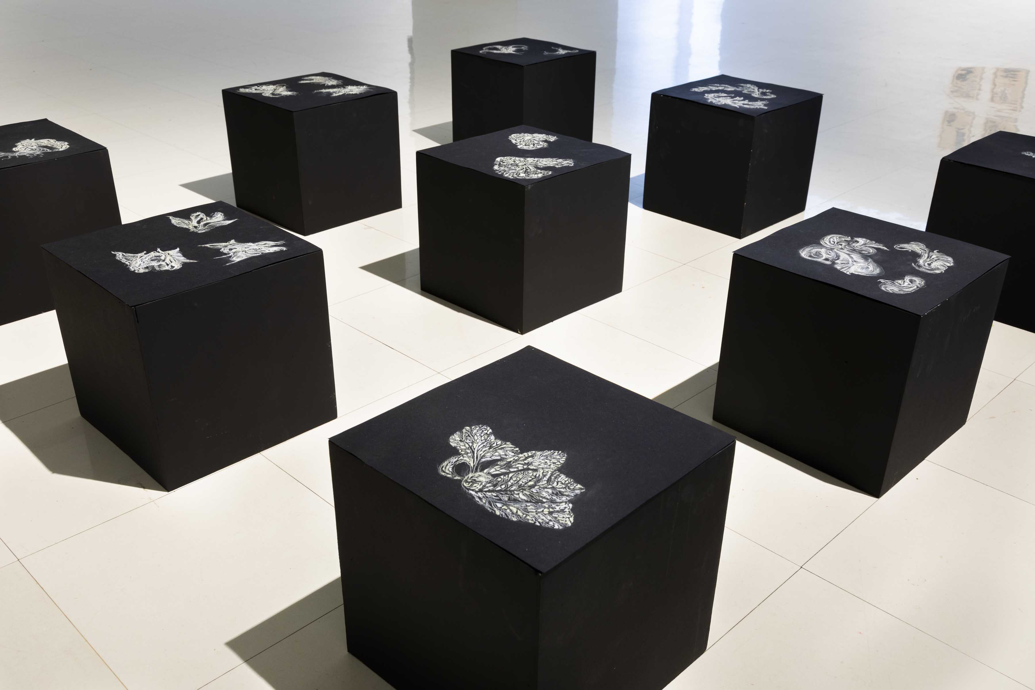 Le jardin des informes, 2021, 70’’x70’’, pastel sur papier Fabriano et céramiques sur support de bois